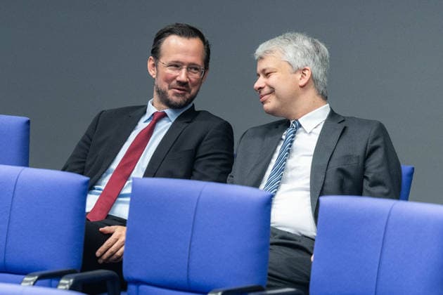 80. Sitzung des Deutschen Bundestages am 21.05.2026 im Plenarsaal des Reichstagsgebäudes in Berlin Dirk Wiese ( Parlamentarischer Geschäftsführer Sozialdemokratische Partei Deutschlands SPD ), links - Steffen Bilger ( Erster Parlamentarischer Geschäftsführer CDU CSU Fraktion ), rechts *** 80 Session of the German Bundestag on 21 05 2026 in the plenary chamber of the Reichstag building in Berlin Dirk Wiese Parliamentary Secretary Social Democratic Party of Germany SPD , left Steffen Bilger First Parliamentary Secretary CDU CSU parliamentary group , right xJRx