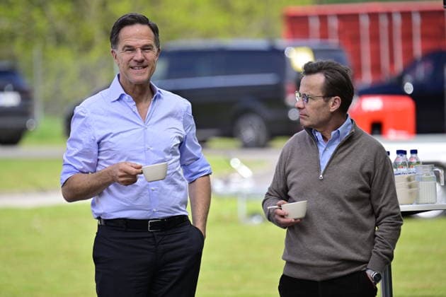 REVINGE, SWEDEN 20260521 Prime Minister Ulf Kristersson and NATO Secretary General Mark Rutte drinking coffee during visiting the Swedish Civil Defence Agency in Revinge on Thursday, where they participated in various exercises where military and civil defence work together after bomb and missile attacks. The visit to MCF was part of the NATO meeting in Helsingborg. REVINGE SWEDEN x50090x *** REVINGE, SWEDEN 20260521 Prime Minister Ulf Kristersson and NATO Secretary General Mark Rutte drinking coffee during visiting the Swedish Civil Defence Agency in Revinge on Thursday, where they participated in various exercises where military and civil defence work together after bomb and missile attacks The visit to MCF was part of the NATO meeting  Copyright: xJohanxNilsson TTx NATO FOREIGN MINISTERS MEETING REVINGE nmGuw2a17as