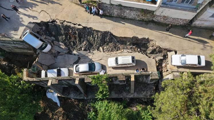 News Bilder des Tages Section of Karacay Bridge collapses in Hatay due to heavy rainfall HATAY, TURKIYE - MAY 21: An aerial view of the collapsed side of a road near Karacay Bridge on the Antakya-Samandag highway due to heavy rainfall in Hatay, Turkiye, on May 21, 2026. Five parked vehicles were damaged as a result of the structural collapse. Mehmet Bayrak Anadolu Hatay Turkey. Editorial use only. Please get in touch for any other usage.  Copyright: x2026xAnadoluxMehmetxBayrakx