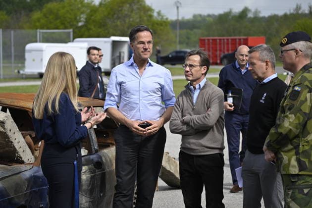 REVINGE, SVERIGE 20260521 NATO:s generalsekreterare Mark Rutte, Statsminister Ulf Kristersson, Mikael Frisell, generaldirektör för Myndigheten för civilt försvar och generallöjtnant Carl-Johan Edström, chef för Försvarsmaktens operationsledning besökte pa torsdagen Myndigheten för Civilt försvar i Revinge där de deltog i olika övningar där militärt och civilt försvar samverkar efter bomb och missilangrepp. Besöket hos MCF var en del av NATO-mötet i Helsingborg. REVINGE SVERIGE x50090x *** REVINGE, SWEDEN 20260521 NATO Secretary General Mark Rutte, Prime Minister Ulf Kristersson, Mikael Frisell, Director General of the Swedish Civil Defense Authority and Lieutenant General Carl Johan Edström, Head of the Swedish Armed Fo  Copyright: xJohanxNilsson TTx NATOS UTRIKESMINISTERMÖTE REVINGE teAu893uFB0