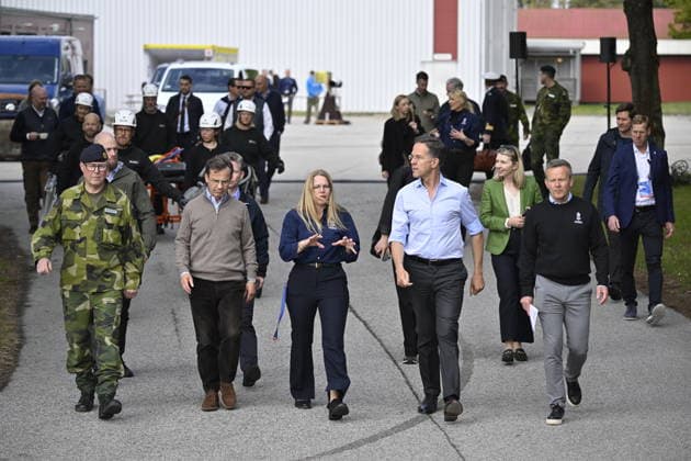 REVINGE, SVERIGE 20260521 Generallöjtnant Carl-Johan Edström, chef för Försvarsmaktens operationsledning, statsminister Ulf Kristersson, NATO:s generalsekreterare Mark Rutte och Mikael Frisell, generaldirektör för Myndigheten för civilt försvar besökte pa torsdagen Myndigheten för Civilt försvar i Revinge där de deltog i olika övningar där militärt och civilt försvar samverkar efter bomb och missilangrepp. Besöket hos MCF var en del av NATO-mötet i Helsingborg. REVINGE SVERIGE x50090x *** REVINGE, SWEDEN 20260521 Lieutenant General Carl Johan Edström, Head of the Swedish Armed Forces Operations Command, Prime Minister Ulf Kristersson, NATO Secretary General Mark Rutte and Mikael Frisell, Director General of the Swedish  Copyright: xJohanxNilsson TTx NATOS UTRIKESMINISTERMÖTE REVINGE iSufnOm1s2c