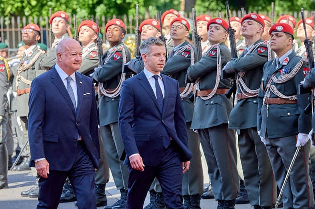 News Bilder des Tages - Wien 21.05.2026 - Stocker - Magyar- Heute traf der österreichische Bundeskanzler Christian Stocker (ÖVP) im Bundeskanzleramt mit dem Ministerpräsidenten von Ungarn Péter Magyar zu einem Arbeitsgespräch zusammen. Anschliessend gab es eine Pressekonferenz. PHOTO: Bundeskanzler Christian Stocker (2vL ÖVP) und der ungarische Ministerpräsident Peter Magyar beim Abschreiten der Ehrengarde auf dem Ballhausplatz vor dem Bundeskanzleramt. Vienna (AUSTRIA) - Today, Austrian Chancellor Christian Stocker (ÖVP) met with the Prime Minister of Hungary, Péter Magyar, at the Federal Chancellery for a working meeting. A press conference followed. OVP, Oevp, government, meeting, PK,, talks, EU, UE, Peter, hungarian, Treffen Bundeskanzler Stocker 