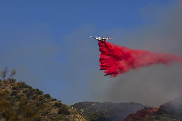 US wildfires, stormsand heatwave place millions under weather alerts SIMI VALLEY, CALIFORNIA, UNITED STATES - MAY 20: CAL FIRE 72 drops fire retardant over the Sandy Fire in Simi Valley, California on May 20, 2026. Myraneli Fabian Anadolu California United States. Editorial use only. Please get in touch for any other usage.  Copyright: x2026xAnadoluxMyranelixFabianx