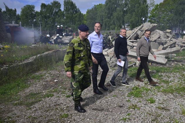 REVINGE, SVERIGE 20260521 Generallöjtnant Carl-Johan Edström, chef för Försvarsmaktens operationsledning, NATO:s generalsekreterare Mark Rutte, Mikael Frisell, generaldirektör för Myndigheten för civilt försvar och statsminister Ulf Kristersson besökte pa torsdagen Myndigheten för Civilt försvar i Revinge där de deltog i olika övningar där militärt och civilt försvar samverkar efter bomb och missilangrepp. Besöket hos MCF var en del av NATO-mötet i Helsingborg. REVINGE SVERIGE x50090x *** REVINGE, SWEDEN 20260521 Lieutenant General Carl Johan Edström, Head of the Swedish Armed Forces Operations Command, NATO Secretary General Mark Rutte, Mikael Frisell, Director General of the Swedish Civil Defense Agency and Prime Mini  Copyright: xJohanxNilsson TTx NATOS UTRIKESMINISTERMÖTE REVINGE hQ0esxdkAGc