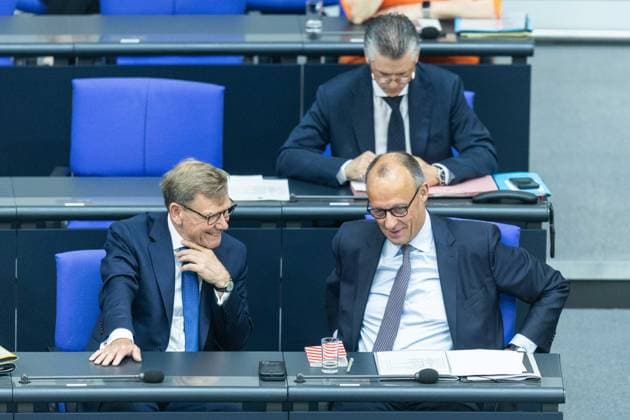 80. Sitzung des Deutschen Bundestages am 21.05.2026 im Plenarsaal des Reichstagsgebäudes in Berlin Johann Wadephul ( Außenminister Bundesminister des Auswärtigen ), links - Friedrich Merz ( Bundeskanzler ), rechts - Thorsten Frei ( Bundesminister für besondere Aufgaben Kanzleramtsminister ), hinten *** 80 Session of the German Bundestag on 21 05 2026 in the plenary chamber of the Reichstag building in Berlin Johann Wadephul Foreign Minister Federal Minister of Foreign Affairs , left Friedrich Merz Federal Chancellor , right Thorsten Frei Federal Minister for Special Tasks Minister of the Chancellery , back xJRx
