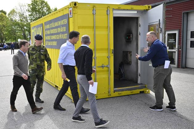 REVINGE, SVERIGE 20260521 Statsminister Ulf Kristersson, NATO:s generalsekreterare Mark Rutte och Mikael Frisell, generaldirektör för Myndigheten för civilt försvar pa väg in i skyddsrum da de pa torsdagen besökte Myndigheten för Civilt försvar i Revinge där de deltog i olika övningar där militärt och civilt försvar samverkar efter bomb och missilangrepp. Besöket hos MCF var en del av NATO-mötet i Helsingborg. REVINGE SVERIGE x50090x *** REVINGE, SWEDEN 20260521 Prime Minister Ulf Kristersson, NATO Secretary General Mark Rutte and Mikael Frisell, Director General of the Swedish Civil Defense Agency on their way into a shelter when they visited the Swedish Civil Defense Agency in Revinge on Thursday where they participate  Copyright: xJohanxNilsson TTx NATOS UTRIKESMINISTERMÖTE REVINGE 9m9T6KEeVk8