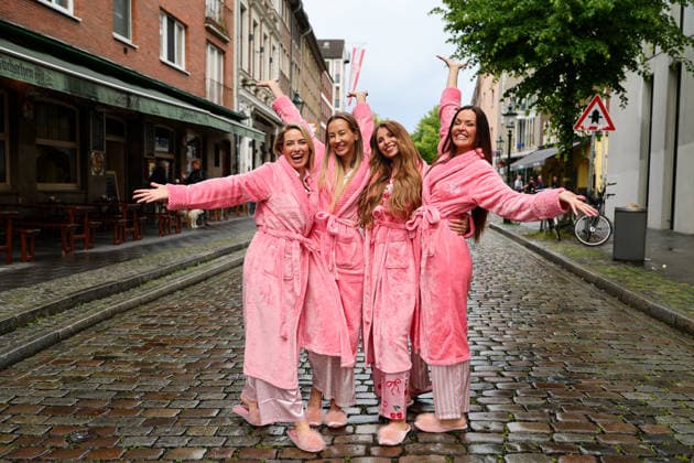 Stadt Amazonen Premiere im Frank s - das neue Live-Format mit Alessandra Meyer-Woelden erstmals vor Publikum - v.l. Sarah Valentina Winkhaus, Alessandra Meyer-Woelden, Viktoria Becker und Kate Hall im Schlafanzuf und Bademantel in der Altstadt Düsseldorf Frank s NRW Deutschland *** City Amazons premiere at Frank s the new live format with Alessandra Meyer Woelden for the first time in front of an audience f l Sarah Valentina Winkhaus, Alessandra Meyer Woelden, Viktoria Becker and Kate Hall in pyjamas and bathrobes in the old town of Düsseldorf Frank s NRW Germany