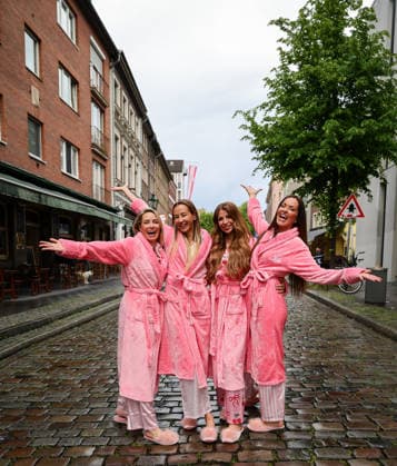Stadt Amazonen Premiere im Frank s - das neue Live-Format mit Alessandra Meyer-Woelden erstmals vor Publikum - v.l. Sarah Valentina Winkhaus, Alessandra Meyer-Woelden, Viktoria Becker und Kate Hall im Schlafanzuf und Bademantel in der Altstadt Düsseldorf Frank s NRW Deutschland *** City Amazons premiere at Frank s the new live format with Alessandra Meyer Woelden for the first time in front of an audience f l Sarah Valentina Winkhaus, Alessandra Meyer Woelden, Viktoria Becker and Kate Hall in pyjamas and bathrobes in the old town of Düsseldorf Frank s NRW Germany