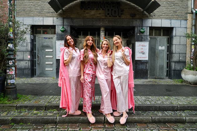 Stadt Amazonen Premiere im Frank s - das neue Live-Format mit Alessandra Meyer-Woelden erstmals vor Publikum - v.l. Kate Hall, Viktoria Becker, Sarah Valentina Winkhaus mit Alessandra Meyer-Woelden Düsseldorf Frank s NRW Deutschland *** City Amazons premiere at Frank s the new live format with Alessandra Meyer Woelden in front of an audience for the first time f l Kate Hall, Viktoria Becker, Sarah Valentina Winkhaus with Alessandra Meyer Woelden Düsseldorf Frank s NRW Germany