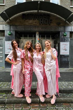 Stadt Amazonen Premiere im Frank s - das neue Live-Format mit Alessandra Meyer-Woelden erstmals vor Publikum - v.l. Kate Hall, Viktoria Becker, Sarah Valentina Winkhaus mit Alessandra Meyer-Woelden Düsseldorf Frank s NRW Deutschland *** City Amazons premiere at Frank s the new live format with Alessandra Meyer Woelden in front of an audience for the first time f l Kate Hall, Viktoria Becker, Sarah Valentina Winkhaus with Alessandra Meyer Woelden Düsseldorf Frank s NRW Germany
