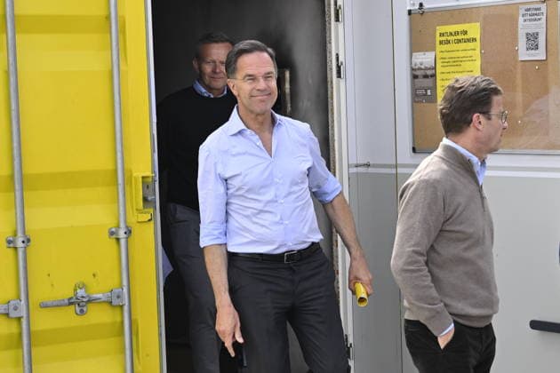 REVINGE, SVERIGE 20260521 Statsminister Ulf Kristersson, NATO:s generalsekreterare Mark Rutte och Mikael Frisell, generaldirektör för Myndigheten för civilt försvar pa väg ut ur ett skyddsrum da de pa torsdagen besökte Myndigheten för Civilt försvar i Revinge där de deltog i olika övningar där militärt och civilt försvar samverkar efter bomb och missilangrepp. Besöket hos MCF var en del av NATO-mötet i Helsingborg. REVINGE SVERIGE x50090x *** REVINGE, SWEDEN 20260521 Prime Minister Ulf Kristersson, NATO Secretary General Mark Rutte and Mikael Frisell, Director General of the Swedish Civil Defense Agency on their way out of a shelter when they visited the Swedish Civil Defense Agency in Revinge on Thursday where they part  Copyright: xJohanxNilsson TTx NATOS UTRIKESMINISTERMÖTE REVINGE R4dDuKR7C3Q