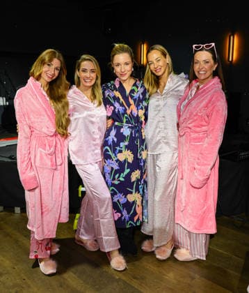 Stadt Amazonen Premiere im Frank s - das neue Live-Format mit Alessandra Meyer-Woelden erstmals vor Publikum - v.l. Viktoria Becker (Friseurin aus Köln), Sarah Valentina WInkhaus (Moderatorin), Schauspieerin Friederike Linke als VIP-Gast, Alessandra Meyer Woelden und Kate Hall (Sängerin) Düsseldorf Frank s NRW Düsseldorf *** City Amazons premiere at Frank s the new live format with Alessandra Meyer Woelden for the first time in front of an audience from left Viktoria Becker hairdresser from Cologne , Sarah Valentina WInkhaus presenter , actress Friederike Linke as VIP guest, Alessandra Meyer Woelden and Kate Hall singer Düsseldorf Frank s NRW Düsseldorf