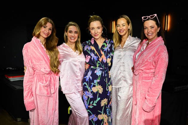 Stadt Amazonen Premiere im Frank s - das neue Live-Format mit Alessandra Meyer-Woelden erstmals vor Publikum - v.l. Viktoria Becker (Friseurin aus Köln), Sarah Valentina WInkhaus (Moderatorin), Schauspieerin Friederike Linke als VIP-Gast, Alessandra Meyer Woelden und Kate Hall (Sängerin) Düsseldorf Frank S NRW Deutschland *** City Amazons premiere at Frank s the new live format with Alessandra Meyer Woelden for the first time in front of an audience f l Viktoria Becker hairdresser from Cologne , Sarah Valentina WInkhaus presenter , actress Friederike Linke as VIP guest, Alessandra Meyer Woelden and Kate Hall singer Düsseldorf Frank S NRW Germany