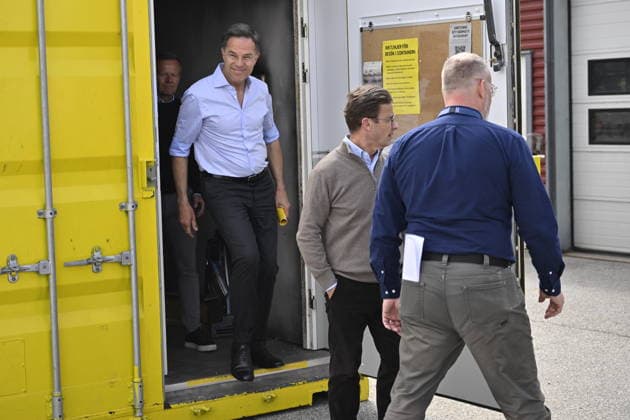 REVINGE, SVERIGE 20260521 Statsminister Ulf Kristersson, NATO:s generalsekreterare Mark Rutte och Mikael Frisell, generaldirektör för Myndigheten för civilt försvar pa väg ut ur ett skyddsrum da de pa torsdagen besökte Myndigheten för Civilt försvar i Revinge där de deltog i olika övningar där militärt och civilt försvar samverkar efter bomb och missilangrepp. Besöket hos MCF var en del av NATO-mötet i Helsingborg. REVINGE SVERIGE x50090x *** REVINGE, SWEDEN 20260521 Prime Minister Ulf Kristersson, NATO Secretary General Mark Rutte and Mikael Frisell, Director General of the Swedish Civil Defense Agency on their way out of a shelter when they visited the Swedish Civil Defense Agency in Revinge on Thursday where they part  Copyright: xJohanxNilsson TTx NATOS UTRIKESMINISTERMÖTE REVINGE oAfy-v20Ai0