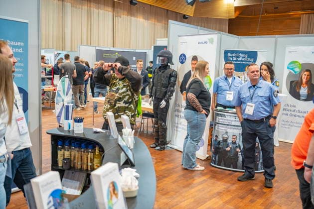 In der Saarbrücker Saarlandhalle findet am Donnerstag (21.5.2026) die Karrieremesse Job und Weiterbildung der Arbeitsagentur statt. Über 100 Aussteller sind mit einem Stand vertreten. *** On Thursday 21 5 2026, the Saarlandhalle in Saarbrücken will host the Job and Training Career Fair organized by the Employment Agency Over 100 exhibitors will be represented with a stand bub