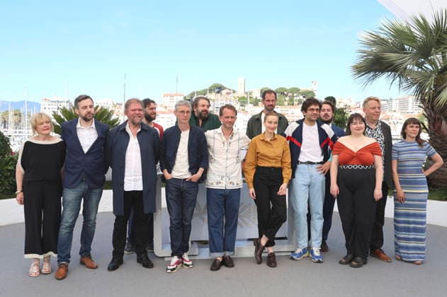 Guit Harpo, Claudine Barthel-Fournier, Florian Surrier, Raphael Thiery, Swann Arlaud, Emmanuel Marre, Sandrine Blancke, Jean-Baptiste Marre, Mathilde Abd El Kader, Frank Williams und Gäste beim Photocall zum Kinofilm Notre salut A Man of His Time auf dem Festival de Cannes 2026 79. Internationale Filmfestspiele von Cannes am Palais des Festivals. Cannes, 21.05.2026
