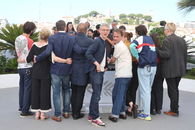 Guit Harpo, Claudine Barthel-Fournier, Florian Surrier, Raphael Thiery, Swann Arlaud, Emmanuel Marre, Sandrine Blancke, Jean-Baptiste Marre, Mathilde Abd El Kader und Frank Williams beim Photocall zum Kinofilm Notre salut A Man of His Time auf dem Festival de Cannes 2026 79. Internationale Filmfestspiele von Cannes am Palais des Festivals. Cannes, 21.05.2026