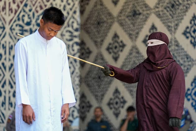 News Bilder des Tages May 21, 2026, Banda Aceh, Aceh, Indonesia: A Sharia violator convicted of adultery received 100 lashes in Banda Aceh, Aceh Province, Indonesia, on Thursday. The caning was imposed after he was found guilty of violating Aceh s Sharia law. Banda Aceh Indonesia - ZUMAi115 20260521_zip_i115_004 Copyright: xMuhammadxIqbalx