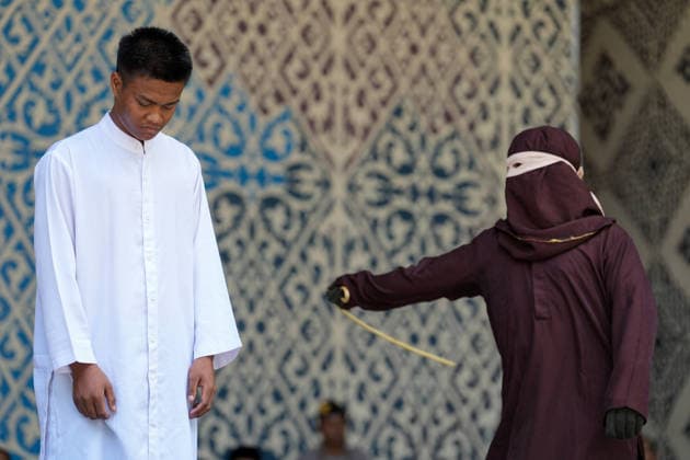 May 21, 2026, Banda Aceh, Aceh, Indonesia: A Sharia violator convicted of adultery received 100 lashes in Banda Aceh, Aceh Province, Indonesia, on Thursday. The caning was imposed after he was found guilty of violating Aceh s Sharia law. Banda Aceh Indonesia - ZUMAi115 20260521_zip_i115_005 Copyright: xMuhammadxIqbalx