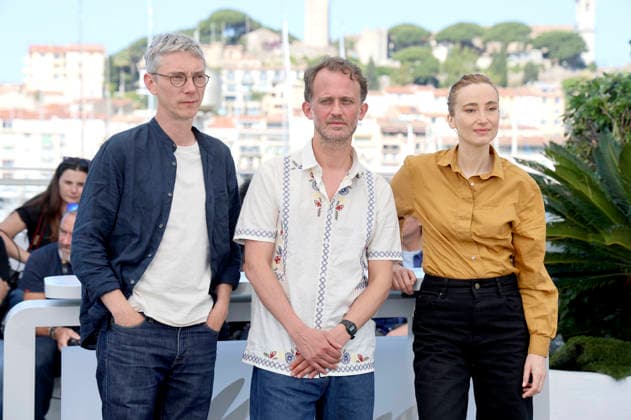 Swann Arlaud, Emmanuel Marre und Sandrine Blancke beim Photocall zum Kinofilm Notre salut A Man of His Time auf dem Festival de Cannes 2026 79. Internationale Filmfestspiele von Cannes am Palais des Festivals. Cannes, 21.05.2026