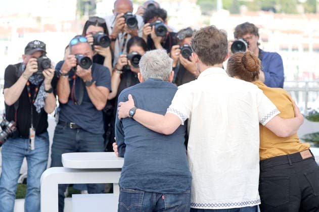 Swann Arlaud, Emmanuel Marre und Sandrine Blancke beim Photocall zum Kinofilm Notre salut A Man of His Time auf dem Festival de Cannes 2026 79. Internationale Filmfestspiele von Cannes am Palais des Festivals. Cannes, 21.05.2026