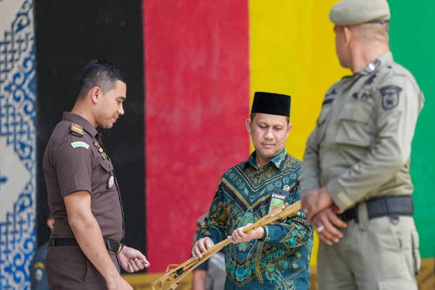 May 21, 2026, Banda Aceh, Aceh, Indonesia: Officers inspect rattan whips that will be used to execute Sharia law violators in Banda Aceh, Aceh Province, Indonesia, on Thursday. The canings were imposed after they were found guilty of violating Aceh s Sharia law. They received varying punishments, ranging from dozens to 100 lashes, depending on the severity of their violations. Banda Aceh Indonesia - ZUMAi115 20260521_zip_i115_003 Copyright: xMuhammadxIqbalx