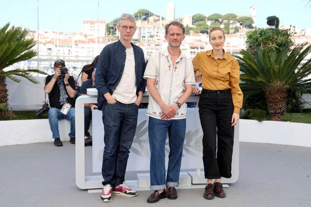 Swann Arlaud, Emmanuel Marre und Sandrine Blancke beim Photocall zum Kinofilm Notre salut A Man of His Time auf dem Festival de Cannes 2026 79. Internationale Filmfestspiele von Cannes am Palais des Festivals. Cannes, 21.05.2026