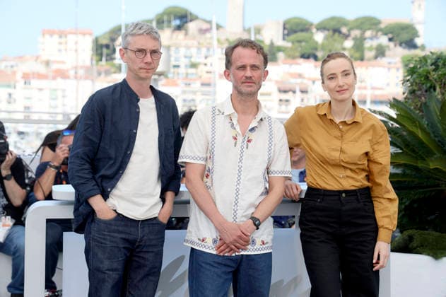 Swann Arlaud, Emmanuel Marre und Sandrine Blancke beim Photocall zum Kinofilm Notre salut A Man of His Time auf dem Festival de Cannes 2026 79. Internationale Filmfestspiele von Cannes am Palais des Festivals. Cannes, 21.05.2026