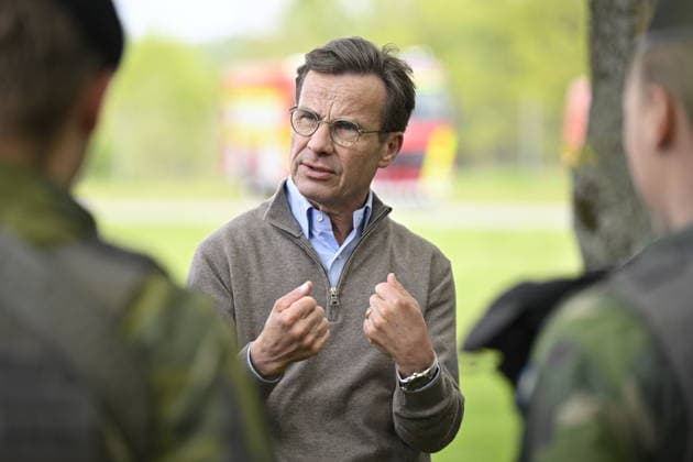 REVINGE, SVERIGE 20260521 Statsminister Ulf Kristersson (M) pratar med soldater under ett besök pa Myndigheten för civilt försvar (MCF) i Revinge, där han deltog i olika övningar där militärt och civilt försvar samverkar efter bomb och missilangrepp. Besöket hos MCF var en del av Nato-mötet i Helsingborg. REVINGE SVERIGE x50090x *** REVINGE, SWEDEN 20260521 Prime Minister Ulf Kristersson M talks to soldiers during a visit to the Civil Defense Agency MCF in Revinge, where he participated in various exercises where military and civil defense work together after bomb and missile attacks The visit to MCF was part of the NATO meeting in Helsingborg REVINGE SWEDEN x50090x  Copyright: xJohanxNilsson TTx NATOS UTRIKESMINISTERMÖTE REVINGE JT9H2HJ9-jY