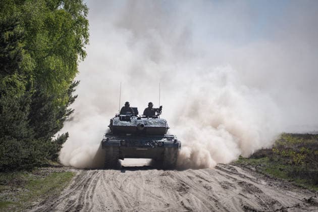 Vom Rüstungsunternehmen KNDS gebauter Kampfpanzer Leopard 2 auf dem Truppenübungsplatz Munster in Niedersachsen während einer Vorführung des Heers;Gefechtsübung ablässlich des Antrittsbesuchs des Bundeskanzlers beim Heer der Bundeswehr auf dem Truppenübungsplatz Munster in Niedersachsen am 30. April 2026, Munster Niedersachsen Deutschland Truppenübungsplatz Munster *** Leopard 2 main battle tank built by the armaments company KNDS at the Munster military training area in Lower Saxony during a demonstration of the Army Combat exercise on the occasion of the inaugural visit of the Federal Chancellor to the Army of the Bundeswehr at the Munster military training area in Lower Saxony on April 30, 2026, Munster Lower Saxony Germany Munst
