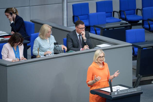Deutscher Bundestag, 80. Plenarsitzung Dr. Christiane Schenderlein Staatsministerin fuer Sport und Ehrenamt im Portrait bei Rede zum Tagesordnungspunkt Zusammenhalt durch Engagement - Ehrenamt bei der 80. Sitzung des Deutschen Bundestag in Berlin, 21.05.2026 Berlin Berlin Deutschland *** German Bundestag, 80th plenary session Dr Christiane Schenderlein Minister of State for Sport and Volunteering in portrait during speech on the agenda item Cohesion through commitment Volunteering at the 80th session of the German Bundestag in Berlin, 21 05 2026 Berlin Berlin Germany