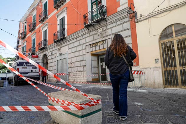 Bacoli, earthquake 4.4 Bacoli: following this morning™s earthquake at 5.50am, there are no major issues in the town; only in Via Ercole has a cornice fallen from a building. _BPH6360 Copyright: xAntonioxBalascox
