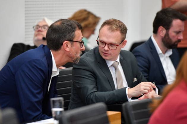 Es fand die Plenarsitzung im Saarbrücker Landtag am Mittwoch (20.05.2026) statt. Im Bild v.l.: Frank Dieter Schmitt, MdL (SPD) und Timo P. Gros, MdL (CDU). *** The plenary session took place in the Saarbrücken state parliament on Wednesday 20 05 2026 In the picture from left Frank Dieter Schmitt, MdL SPD and Timo P Gros, MdL CDU bub