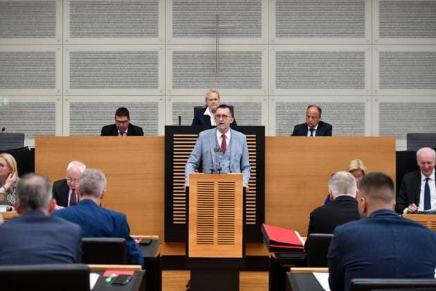 Es fand die Plenarsitzung im Saarbrücker Landtag am Mittwoch (20.05.2026) statt. Im Bild: Reinhold Jost, Minister für Inneres, Bauen und Sport. *** The plenary session took place in the Saarbrücken state parliament on Wednesday 20 05 2026 In the picture Reinhold Jost, Minister of the Interior, Building and Sport bub