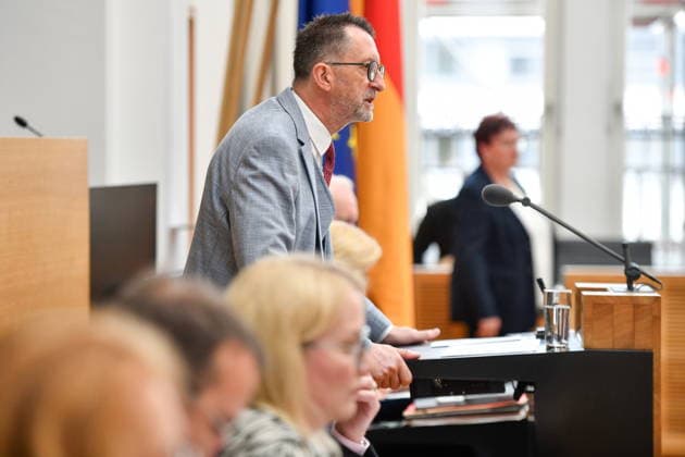 Es fand die Plenarsitzung im Saarbrücker Landtag am Mittwoch (20.05.2026) statt. Im Bild: Reinhold Jost, Minister für Inneres, Bauen und Sport. *** The plenary session took place in the Saarbrücken state parliament on Wednesday 20 05 2026 In the picture Reinhold Jost, Minister of the Interior, Building and Sport bub