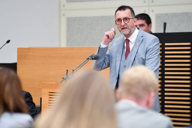 Es fand die Plenarsitzung im Saarbrücker Landtag am Mittwoch (20.05.2026) statt. Im Bild: Reinhold Jost, Minister für Inneres, Bauen und Sport. *** The plenary session took place in the Saarbrücken state parliament on Wednesday 20 05 2026 In the picture Reinhold Jost, Minister of the Interior, Building and Sport bub