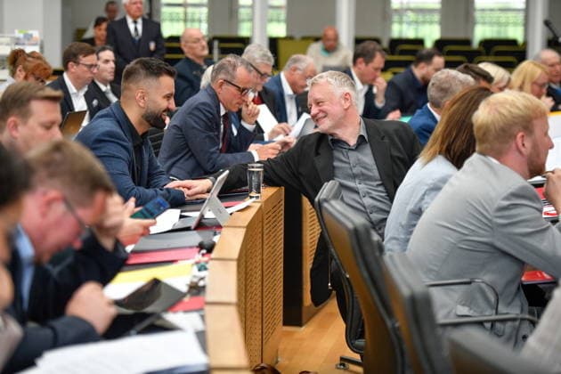 Es fand die Plenarsitzung im Saarbrücker Landtag am Mittwoch (20.05.2026) statt. Im Bild: Damhat Sisamci, MdL (SPD) und Ulrich Commercon, MdL (SPD) *** The plenary session took place in the Saarbrücken state parliament on Wednesday 20 05 2026 In the picture Damhat Sisamci, MdL SPD and Ulrich Commercon, MdL SPD bub