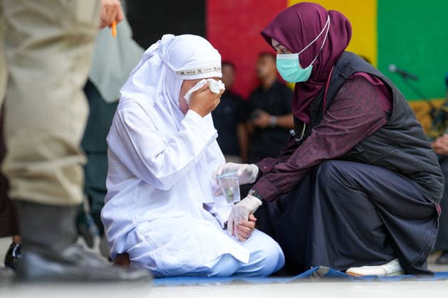 May 21, 2026, Banda Aceh, Aceh, Indonesia: Medical personnel check on the condition of a lawbreaker sentenced to 100 lashes in Banda Aceh, Aceh Province, Indonesia, on Thursday. The caning was imposed after being found guilty of violating Aceh s Sharia law. The public caning serves as a lesson and transparency in the implementation of punishment, guaranteed by the Aceh Qanun (Aceh Law), which was passed in 2014. Banda Aceh Indonesia - ZUMAi115 20260521_zip_i115_026 Copyright: xMuhammadxIqbalx
