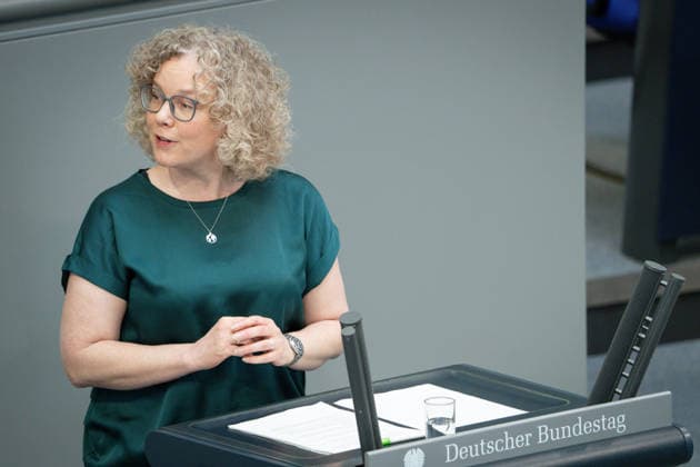 Deutscher Bundestag, 80. Plenarsitzung Julia Verlinden (Gruene) im Portrait bei ihrer Rede zum Tagesordnungspunkt EU-Gebaeuderichtlinie, Energieunabhängigkeit bei der 80. Sitzung des Deutschen Bundestag in Berlin, 21.05.2026 Berlin Berlin Deutschland *** German Bundestag, 80th plenary session Julia Verlinden Gruene in portrait during her speech on the agenda item EU Building Directive, energy independence at the 80th session of the German Bundestag in Berlin, 21 05 2026 Berlin Berlin Germany