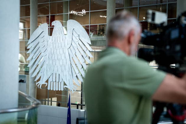Deutscher Bundestag, 80. Plenarsitzung Symbolbild Adler im Plenarsaal mit einem Kameramann bei der 80. Sitzung des Deutschen Bundestag in Berlin Berlin Berlin Deutschland *** German Bundestag, 80 plenary session Symbol image eagle in the plenary hall with a cameraman at the 80 session of the German Bundestag in Berlin Berlin Berlin Germany
