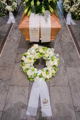 Stein Erik Hagen bisettes fra Oslo domkirke Oslo 20260521. Stein Erik Hagen bisettes fra Oslo domkirke torsdag. Foto: Ole Berg-Rusten NTB POOL Oslo Norge IqCCZmUfMrc EDITORIAL USE ONLY Ref:_POL_BUSIqCCZmUfMrc.jpg *** Stein Erik Hagens funeral from Oslo Cathedral Oslo 20260521 Stein Erik Hagens funeral from Oslo Cathedral on Thursday Photo Ole Berg Rusten NTB POOL Oslo Norway IqCCZmUfMrc EDITORIAL USE ONLY Ref POL BUSIqCCZmUfMrc jpg  Copyright: xOlexBerg-Rustenx xNTBx