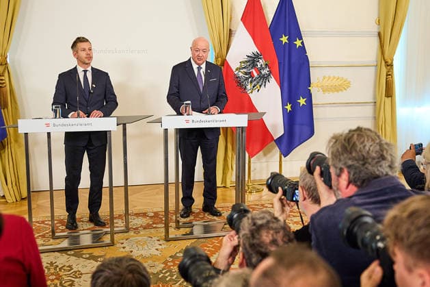 News Bilder des Tages - Wien 21.05.2026 - Stocker - Magyar- Heute traf der österreichische Bundeskanzler Christian Stocker (ÖVP) im Bundeskanzleramt mit dem Ministerpräsidenten von Ungarn Péter Magyar zu einem Arbeitsgespräch zusammen. Anschliessend gab es eine Pressekonferenz. PHOTO: Bundeskanzler Christian Stocker (R ÖVP) und der ungarische Ministerpräsident Peter Magyar bei der Pressekonferenz im Bundeskanzleramt. Vienna (AUSTRIA) - Today, Austrian Chancellor Christian Stocker (ÖVP) met with the Prime Minister of Hungary, Péter Magyar, at the Federal Chancellery for a working meeting. A press conference followed. OVP, Oevp, government, meeting, PK,, talks, EU, UE, Peter, hungarian, Treffen Bundeskanzler Stocker - Ministerpräsident Magyar *** Austri 