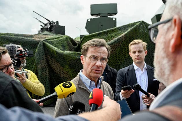 REVINGE, SVERIGE 20260521 Statsminister Ulf Kristersson (M) pratar med journalister efter torsdagens presskonferens med Natos generalsekreterare under ett besök pa Myndigheten för civilt försvar (MCF) i Revinge, som en del av NATO-mötet i Helsingborg. REVINGE SVERIGE x50090x *** REVINGE, SWEDEN 20260521 Prime Minister Ulf Kristersson M talks to journalists after Thursdays press conference with the NATO Secretary General during a visit to the Civil Defense Agency MCF in Revinge, as part of the NATO meeting in Helsingborg REVINGE SWEDEN x50090x  Copyright: xJohanxNilsson TTx NATOS UTRIKESMINISTERMÖTE REVINGE 9bT5zzzRRTg