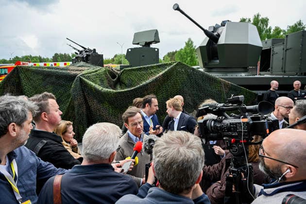 REVINGE, SVERIGE 20260521 Statsminister Ulf Kristersson (M) pratar med journalister efter torsdagens presskonferens med Natos generalsekreterare under ett besök pa Myndigheten för civilt försvar (MCF) i Revinge, som en del av NATO-mötet i Helsingborg. REVINGE SVERIGE x50090x *** REVINGE, SWEDEN 20260521 Prime Minister Ulf Kristersson M talks to journalists after Thursdays press conference with the NATO Secretary General during a visit to the Civil Defense Agency MCF in Revinge, as part of the NATO meeting in Helsingborg REVINGE SWEDEN x50090x  Copyright: xJohanxNilsson TTx NATOS UTRIKESMINISTERMÖTE REVINGE w-cPAROS_ng