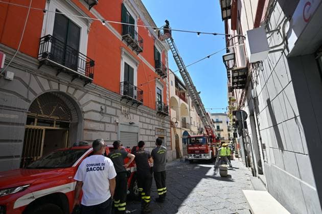 Foto IPP Felice De Martino Bacoli - Napoli - 21 05 2026 Scossa di terremoto nella zona dei Campi Flegrei nella foto i vigili del fuoco controllano i danni ad un edificio in via Ercole - Italy Photo Press - World Copyrigh - *** Photo IPP Felice De Martino Bacoli Naples 21 05 2026 Earthquake tremor in the Campi Flegrei area in the photo firefighters check damage to a building in Via Ercole Italy Photo Press World Copyrigh 