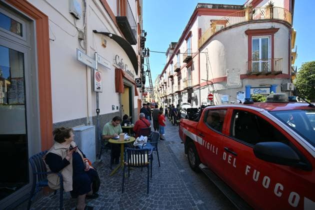Foto IPP Felice De Martino Bacoli - Napoli - 21 05 2026 Scossa di terremoto nella zona dei Campi Flegrei nella foto alcune persone seduto ai tovolini di un locale mentre i vigili del fuoco controllano i danni ad un edificio in via Ercole - Italy Photo Press - World Copyrigh - *** Photo IPP Felice De Martino Bacoli Naples 21 05 2026 Earthquake tremor in the Phlegraean Fields area in the photo some people sitting at the table cloths of a diner while firefighters check the damage to a building in Via Ercole Italy Photo Press World Copyrigh 