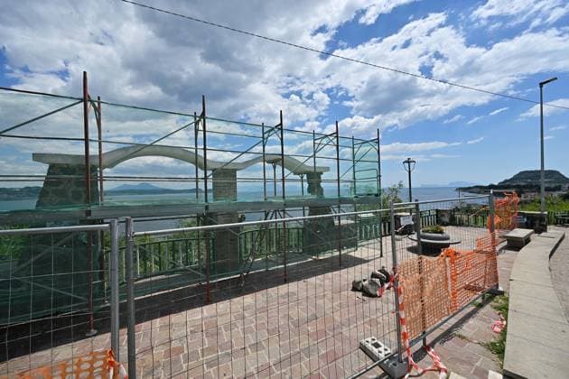 Foto IPP Felice De Martino Bacoli - Napoli - 21 05 2026 Scossa di terremoto nella zona dei Campi Flegrei nella foto una impalcatura per la messa in sicurezza dopo il crollo parziale dell Arco Belvedere di Baia ( intitolato a Maurizio Valenzi) - Italy Photo Press - World Copyrigh - *** Photo IPP Felice De Martino Bacoli Naples 21 05 2026 Earthquake tremor in the Phlegraean Fields area in the photo a scaffolding for safety work after the partial collapse of the Belvedere Arch of Baia named after Maurizio Valenzi Italy Photo Press World Copyrigh 