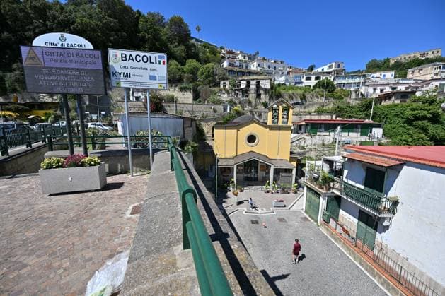 Foto IPP Felice De Martino Bacoli - Napoli - 21 05 2026 Scossa di terremoto nella zona dei Campi Flegrei nella foto il cartello stradale del comune - Italy Photo Press - World Copyrigh - *** Photo IPP Felice De Martino Bacoli Naples 21 05 2026 Earthquake shock in the Campi Flegrei area in the photo the road sign of the municipality Italy Photo Press World Copyrigh 