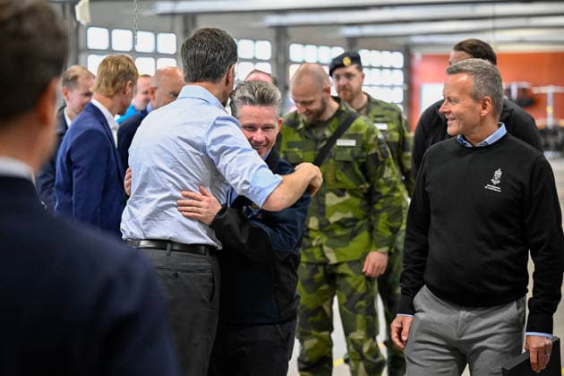 REVINGE, SVERIGE 20260521 Natos generalsekreterare Mark Rutte kramar om försvarsminister Pal Jonson (M) under ett besök pa Myndigheten för civilt försvar i Revinge i samband med Nato-mötet i Helsingborg. REVINGE SVERIGE x50090x *** REVINGE, SWEDEN 20260521 NATO Secretary General Mark Rutte hugs Defense Minister Pal Jonson M during a visit to the Civil Defense Agency in Revinge in connection with the NATO meeting in Helsingborg REVINGE SWEDEN x50090x  Copyright: xJohanxNilsson TTx NATOS UTRIKESMINISTERMÖTE REVINGE rWMlzPQnhhs
