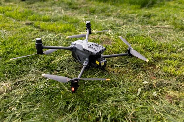 Zollernalb, Kitzrettung mit dem Kitz-Retter Neckar-Alb e.V., 21.05.2026 Die DJI Drohne der Kitzretter auf einer Wiese *** Zollernalb, fawn rescue with the Kitz Retter Neckar Alb e V , 21 05 2026 The DJI drone of the fawn rescuers on a meadow